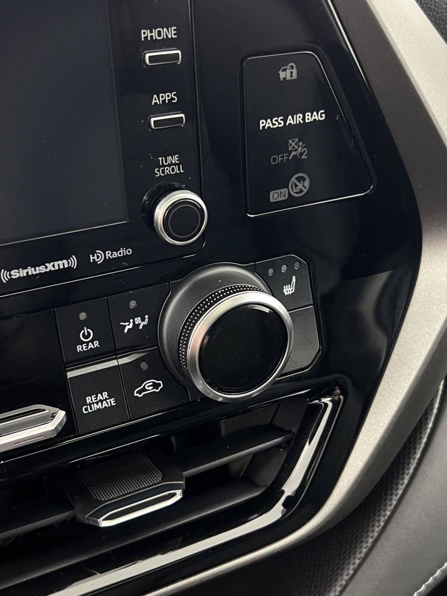 Used 2020 Toyota Highlander XLE FWD image 14