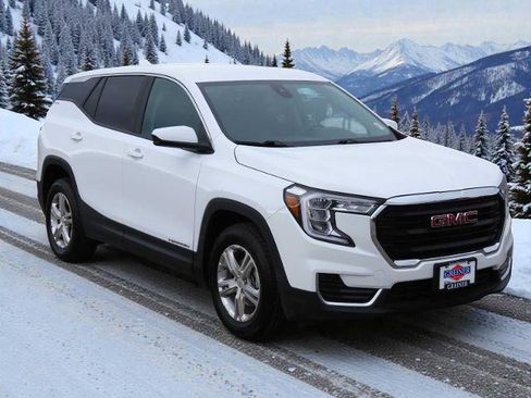 Used 2024 GMC Terrain SLE image 8