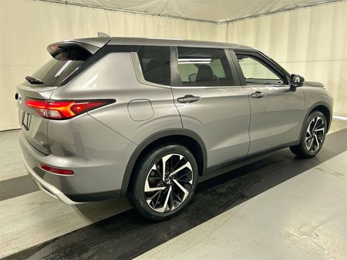 Used 2022 Mitsubishi Outlander SE image 2