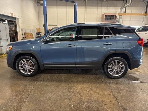 Used 2024 GMC Terrain SLT AWD/4WD image 3