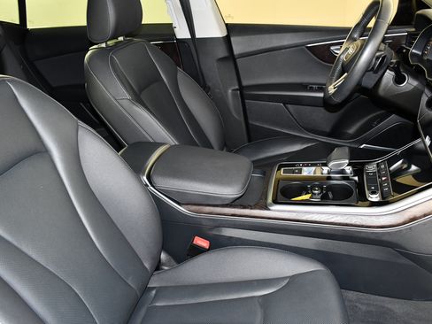Used 2020 Audi Q8 Premium Plus w/ Premium Plus Package AWD/4WD image 39