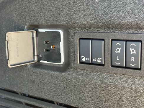 Used 2025 GMC Yukon XL Denali AWD/4WD image 10
