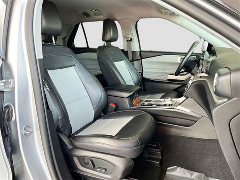 Used 2023 Ford Explorer XLT w/ Equipment Group 202A image 27