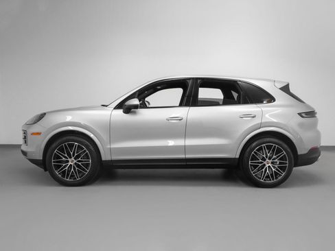 Used 2025 Porsche Cayenne image 2