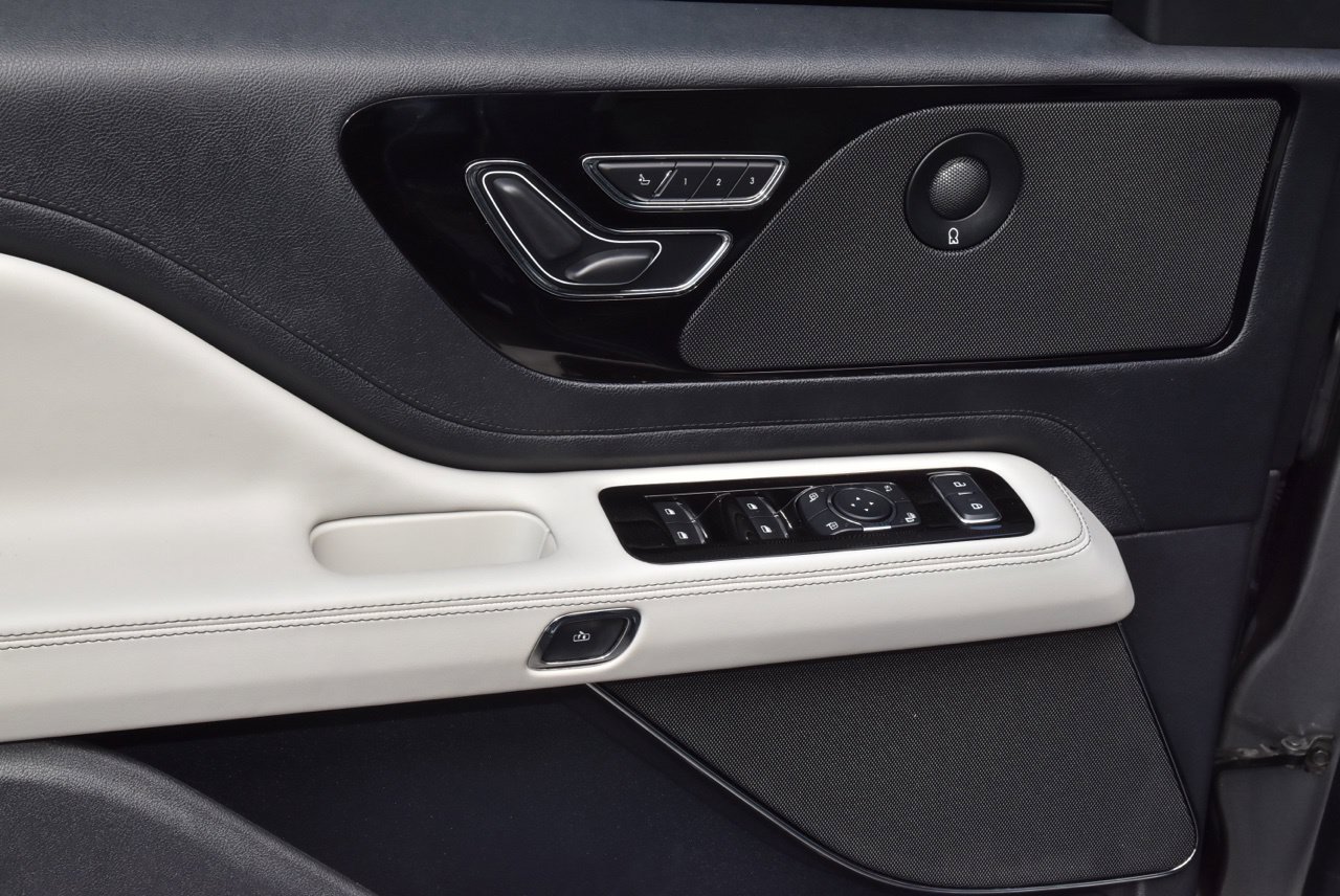 Certified 2025 Lincoln Aviator 2WD w/ Jet Appearance Package image 36