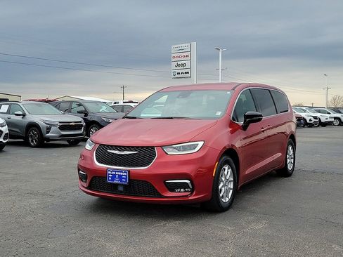 Used 2025 Chrysler Pacifica Select image 2