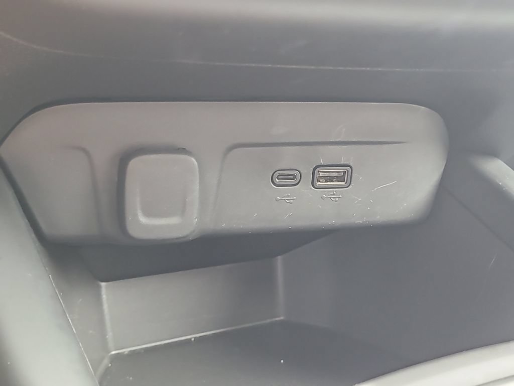 Used 2025 Chevrolet Trax RS w/ Sunroof Package FWD image 26