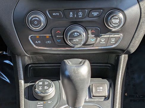 Used 2019 Jeep Cherokee Trailhawk w/ Cold Weather Group AWD/4WD image 27