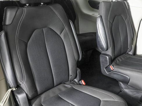 Used 2022 Chrysler Voyager LX image 40