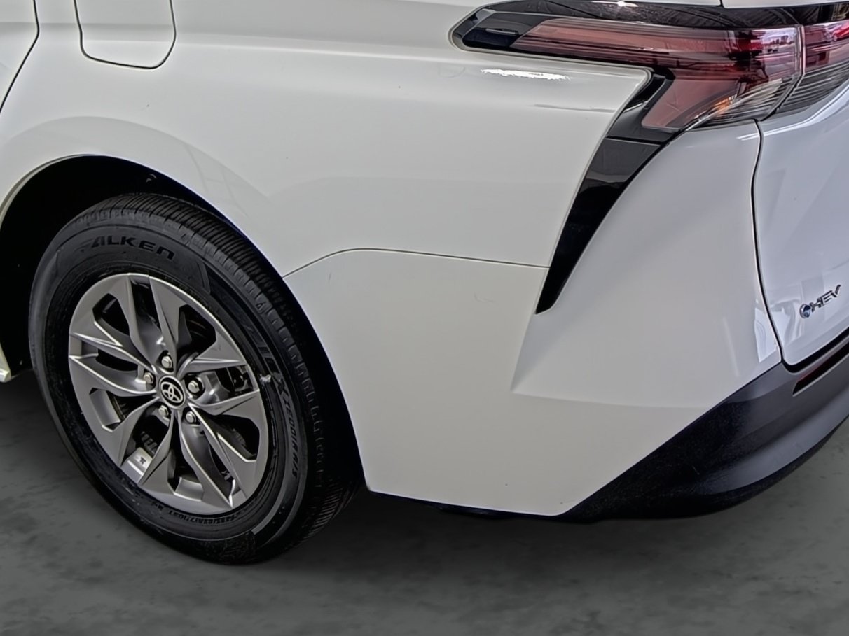 Used 2025 Toyota Sienna LE FWD image 9