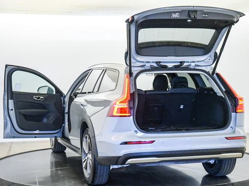 Certified 2025 Volvo V60 B5 Cross Country Plus AWD/4WD image 25