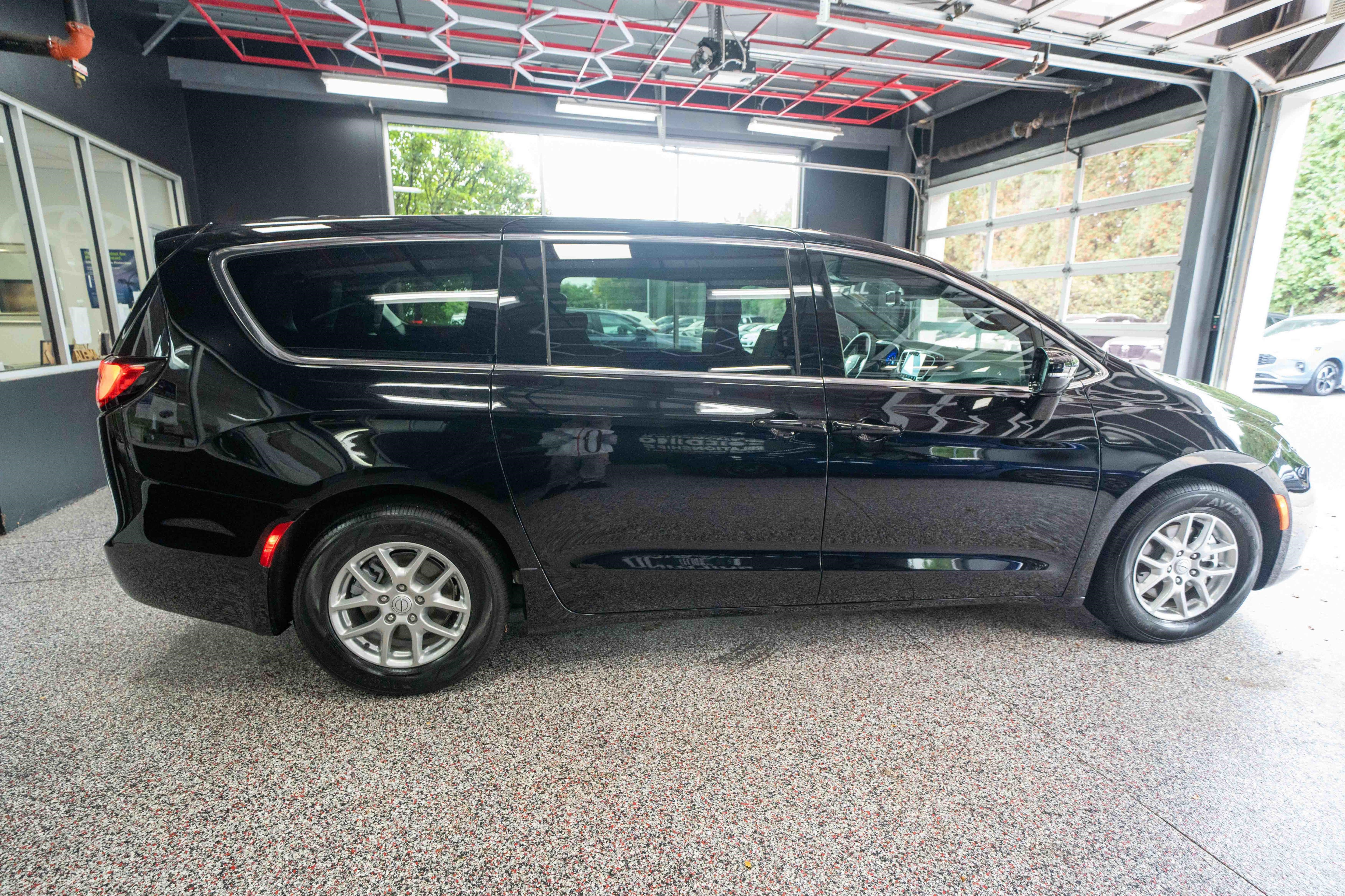 Used 2026 Chrysler Pacifica Select FWD image 4