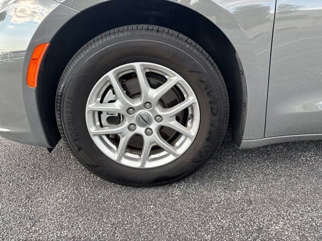 Used 2024 Chrysler Pacifica Touring-L FWD image 5