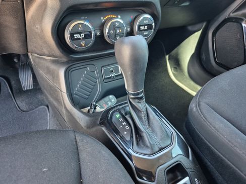 Used 2017 Jeep Renegade Altitude FWD image 12