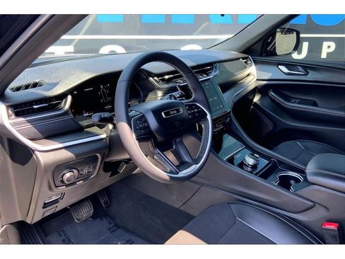 Used 2024 Jeep Grand Cherokee L Altitude AWD/4WD image 15