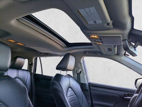 Used 2022 Toyota Highlander XLE image 19