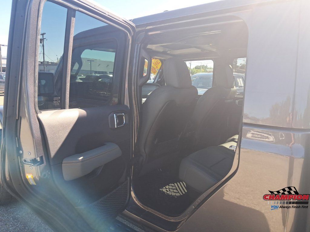 Used 2025 Jeep Gladiator Mojave AWD/4WD image 13