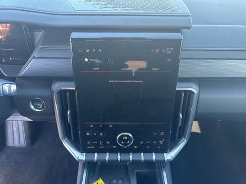 Used 2025 GMC Acadia Elevation image 12