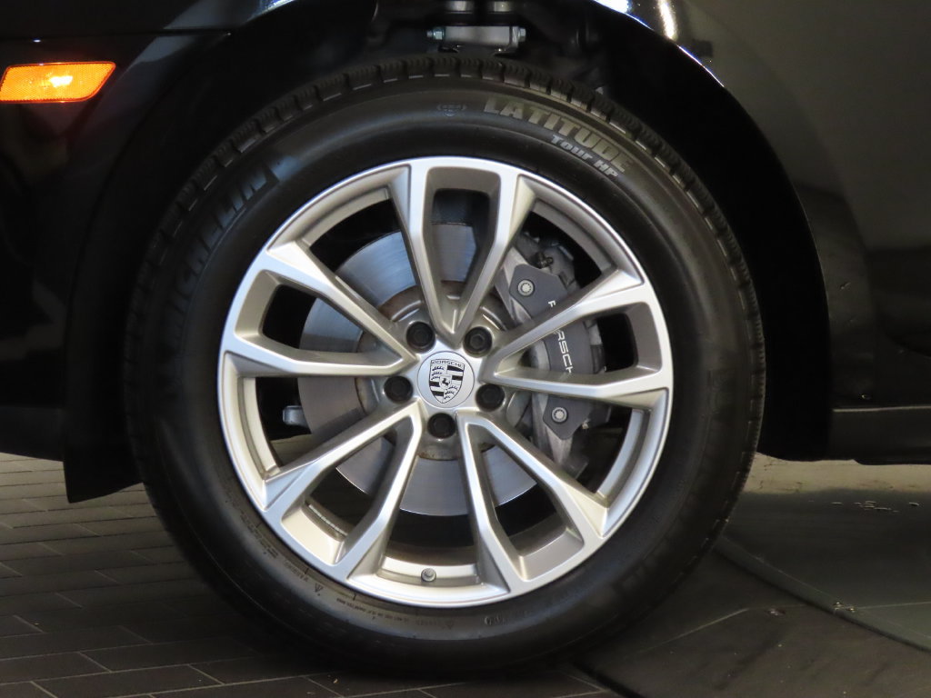 Certified 2025 Porsche Macan AWD/4WD image 11