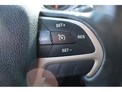 Used 2016 Jeep Cherokee Latitude w/ Cold Weather Group AWD/4WD image 13