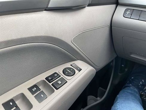 Used 2017 Hyundai Elantra SE image 19