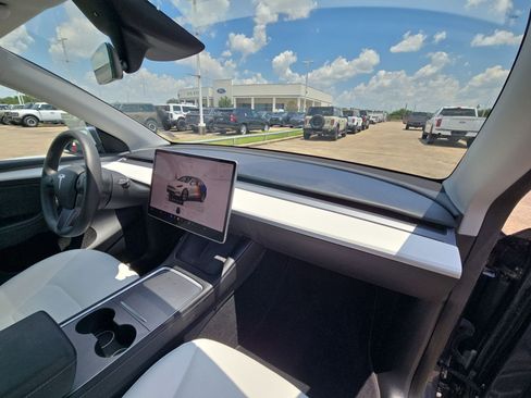 Used 2023 Tesla Model Y 2WD image 30