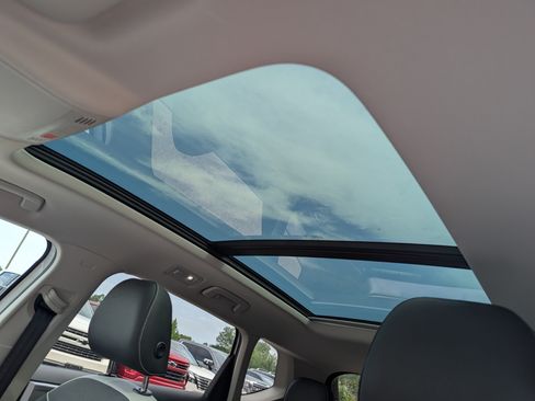 Used 2025 Volkswagen Taos SE w/ Panoramic Sunroof Package FWD image 15