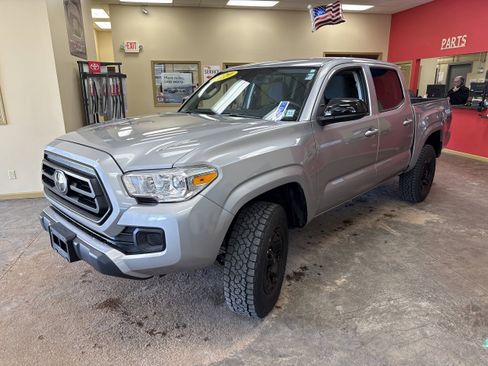 Used 2020 Toyota Tacoma SR image 3