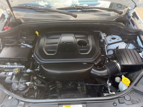 Used 2019 Jeep Grand Cherokee Laredo AWD/4WD image 31