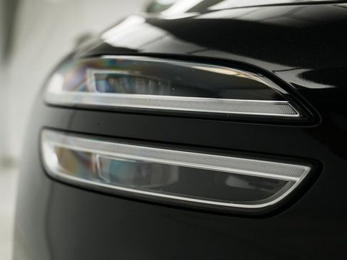 Used 2025 Genesis G70 2.5T image 16