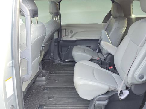 Used 2022 Toyota Sienna XLE image 13
