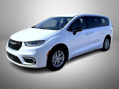 Used 2025 Chrysler Pacifica Select