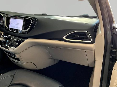 Used 2023 Chrysler Pacifica Touring-L FWD image 26