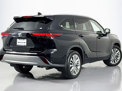 Used 2024 Toyota Highlander Platinum image 12
