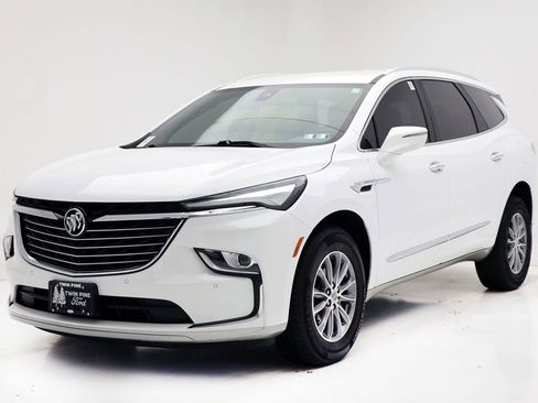 Used 2023 Buick Enclave Essence image 2