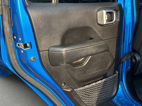 Used 2022 Jeep Gladiator Overland image 16