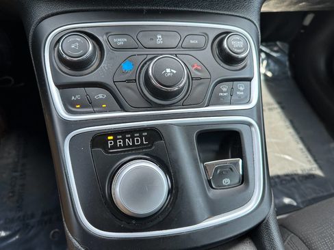 Used 2016 Chrysler 200 Limited image 35