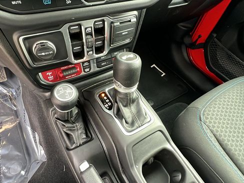 Used 2025 Jeep Wrangler Unlimited Rubicon 4xe image 30