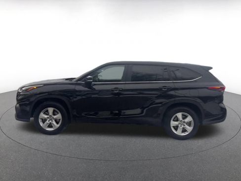 Used 2025 Toyota Highlander LE image 9