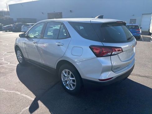 Used 2022 Chevrolet Equinox LS image 2