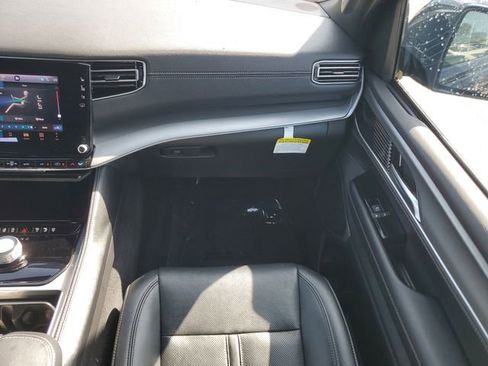 Used 2025 Jeep Wagoneer 4WD w/ Convenience Group I image 19