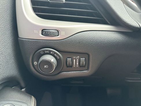 Used 2014 Jeep Cherokee Limited FWD image 19