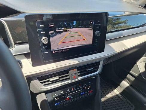 Certified 2025 Volkswagen Taos SE FWD image 17