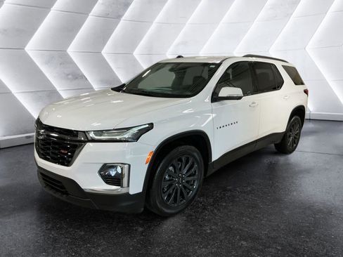 Used 2023 Chevrolet Traverse RS image 2