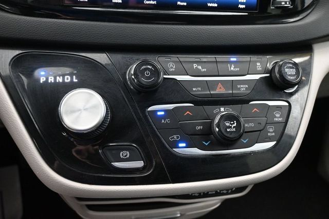 Used 2024 Chrysler Pacifica Touring-L FWD image 18