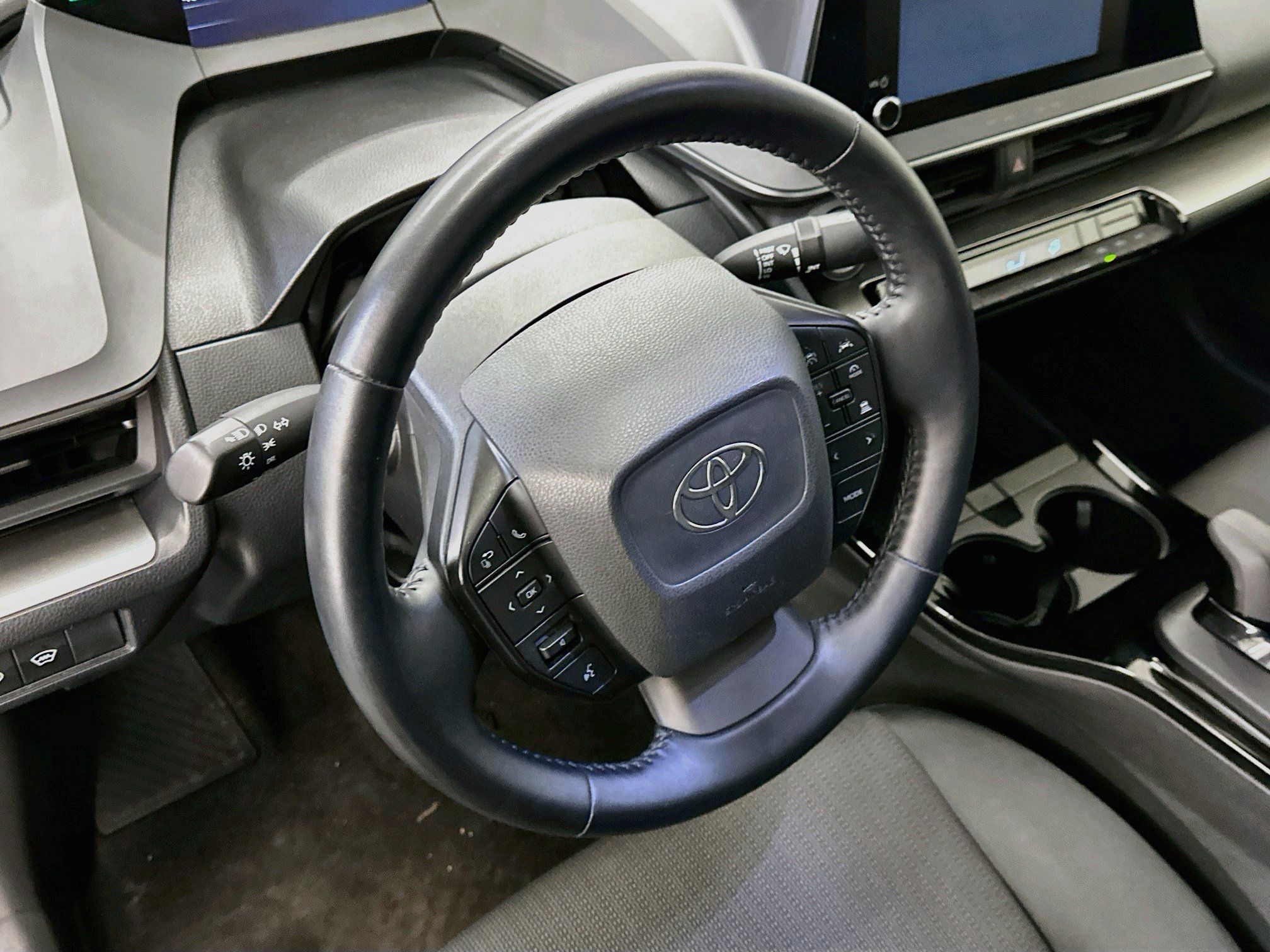 Used 2025 Toyota Prius LE FWD image 18