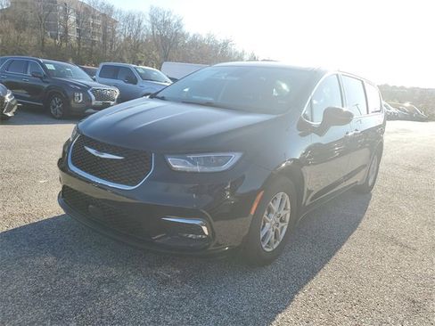 Used 2024 Chrysler Pacifica Touring-L image 7