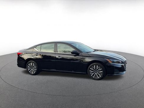 Used 2025 Nissan Altima 2.5 SV image 2