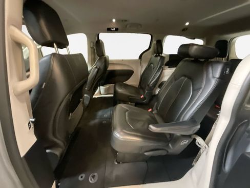 Used 2020 Chrysler Pacifica Touring-L FWD image 22