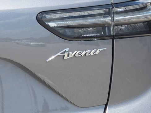 Used 2022 Buick Envision Avenir w/ Technology Package II FWD image 5